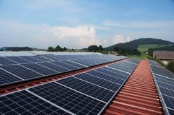 Ministerstvo průmyslu nepočítá s podporou pro solární elektrárny. Jde přitom o nejlevnější řešení pro dekarbonizaci