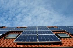 Senát podpořil krok, který sníží náklady pro rodinné solární elektrárny. Žádá od MPO urychlenou úpravu procesu měření
