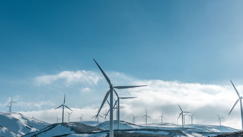 Evropská energetická revoluce sklízí úspěchy: zelená energie a úspory přinesly rekordní pokles emisí. Začíná se přidávat i Česko
