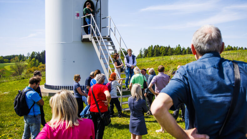 Ve Dvoře Králové se diskutovalo o větrné energii: Komunitní projekty jako cesta k regionální soběstačnosti