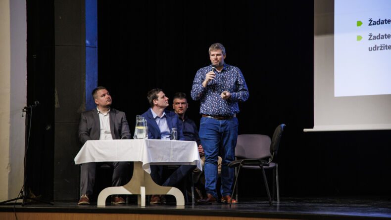 Dvůr Králové nad Labem inspiruje region – semináře o komunitní energetice, úsporách a exkurze na větrný park
