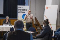 V Dobříši se konal další seminář o moderní energetice a úsporách pro domácnosti i obce z cyklu Pro moderní Česko