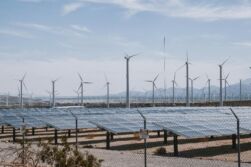 Urychlení větrných a solárních elektráren dostalo zelenou i v Senátu